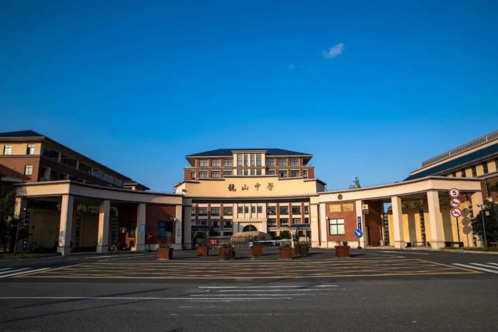 凤湖初级中学(图片来源慈溪发布)新城目前已经拥有慈东幼儿园,滨海