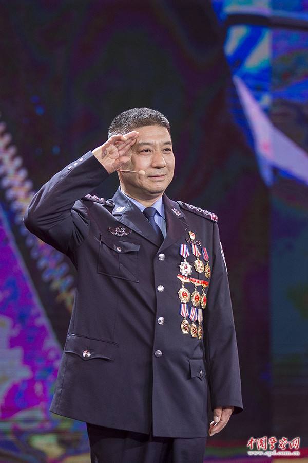 公安系统一级英雄模范,济南市公安局特警支队副支队长张保国_腾讯新闻