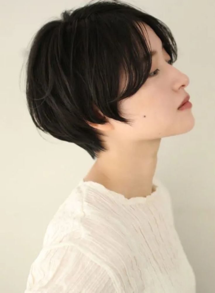 甜美也不失性感,对小个子的女生来说非常适合,超短发配上小脸型还能