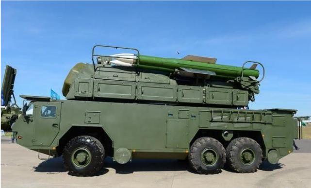 这个导弹一般是采用履带式底盘,越野机动能力强萨姆-11地空导弹系统由