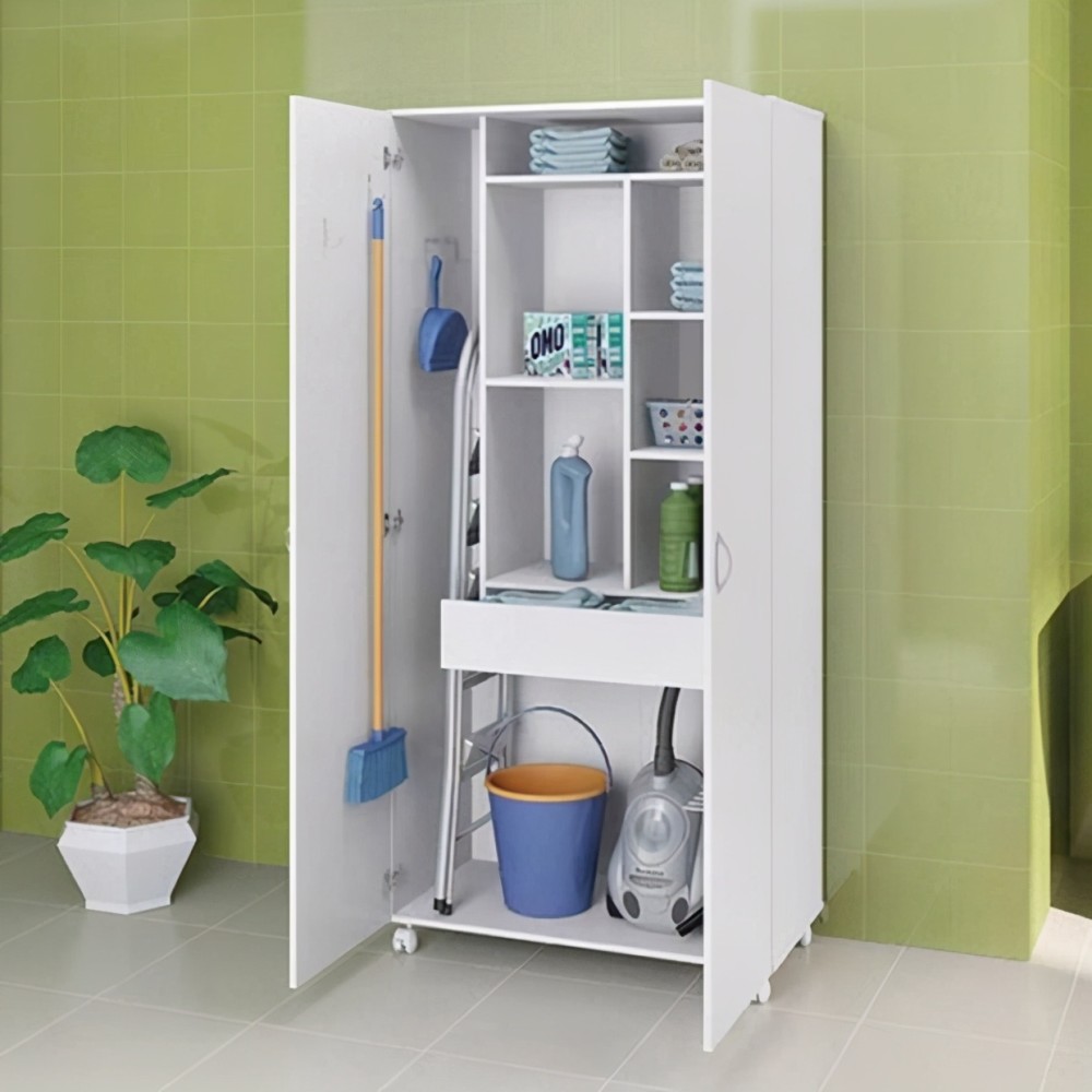 拖把大型物品的存储,一边是搁板置物架,做清洁小型物品的存放非常方便