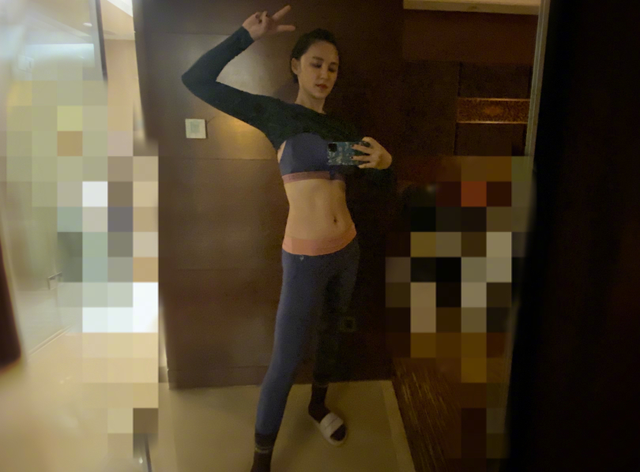 张歆艺又晒健身照,体重两位数,马甲线清晰可见,难怪被袁弘宠成宝_腾讯