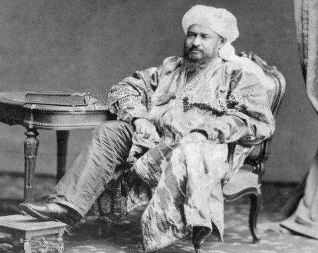 1867年,阿古柏宣布取消哲德沙尔汗国,建立了洪福汗国,自立为王.