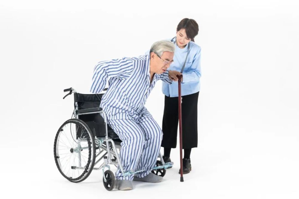 阿尔茨海默病|阿尔茨海默症患者家属亲述：她五年没冲过厕所，每天和我们吵架