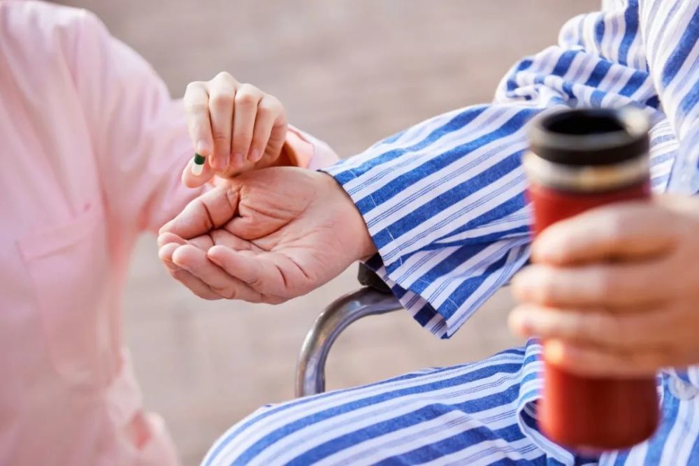 阿尔茨海默病|阿尔茨海默症患者家属亲述：她五年没冲过厕所，每天和我们吵架