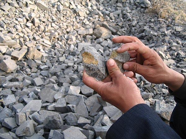 山上出现大量打火石被人低价收购相关人员检测后拒绝出售