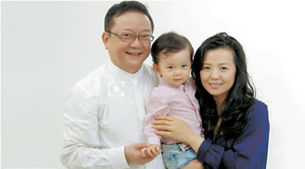 因为选择了比自己小20岁的妻子,他在老年迎来了自己的儿子,这个小生命