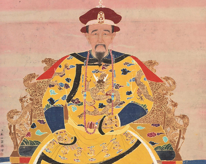 不到十岁被纳入后宫成康熙妃位之首死后康熙三天不上朝