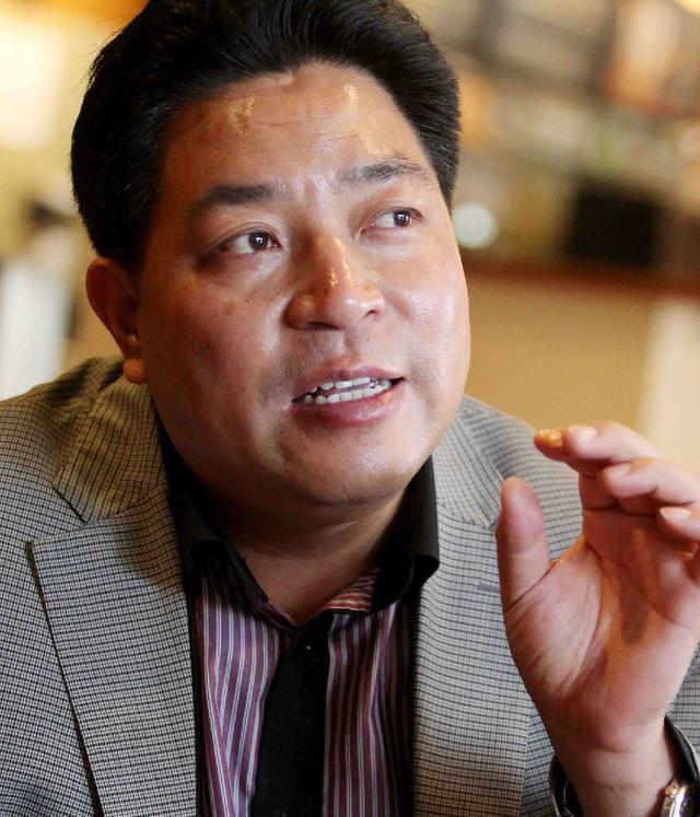 虽然成为亿万富翁,但对于当年戴杏芬给予的帮助何荣峰始终不敢忘,他花