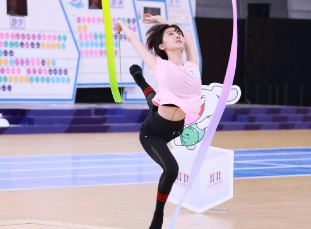 32岁陈小纭状态似少女,体重90斤,"蝴蝶背,小蛮腰"让男粉着迷_腾讯新闻