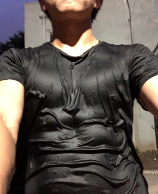 邓超大秀腹肌:低调很久了!