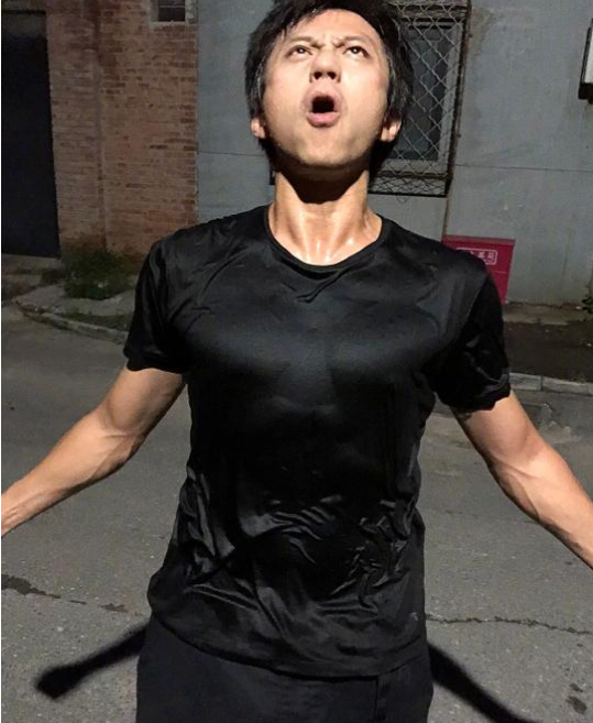 邓超大秀腹肌:低调很久了!张一山神评论,网友:孙俪笑晕在厕所