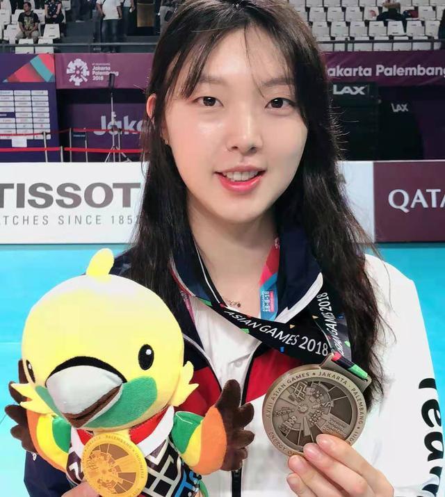 她要重扣时,她又轻吊一下,巅峰时期,梁孝贞是韩国女排的第二得分点