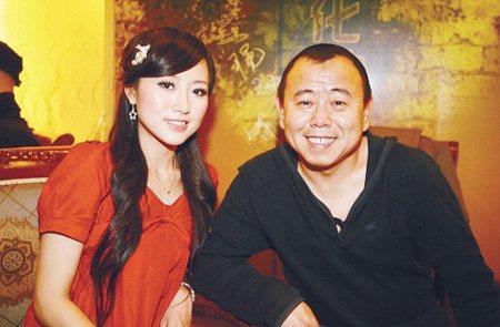 潘长江女儿潘阳就和爸爸潘长江长得不像,是个标准的大美女.