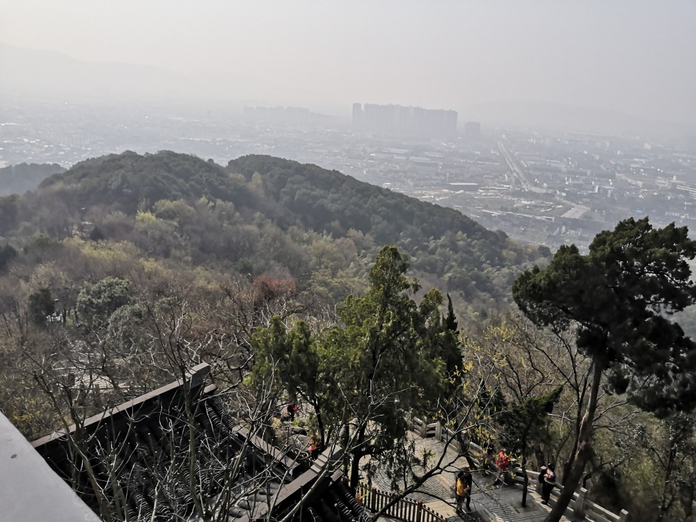 春日登顶灵岩山
