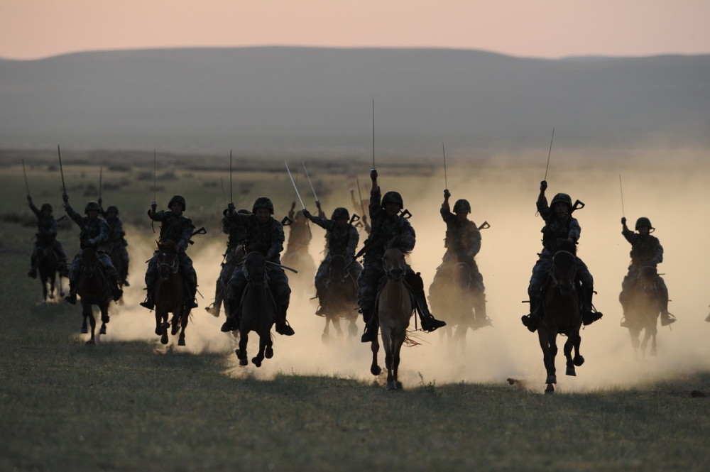 烈马英豪》李德光作品《草原之恋》阿拉腾宝音作品《策马争先》李克