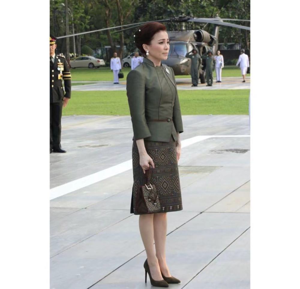苏提达王后范被低估主动裁去诗妮娜合照霸气无惧泰王冷眼相待