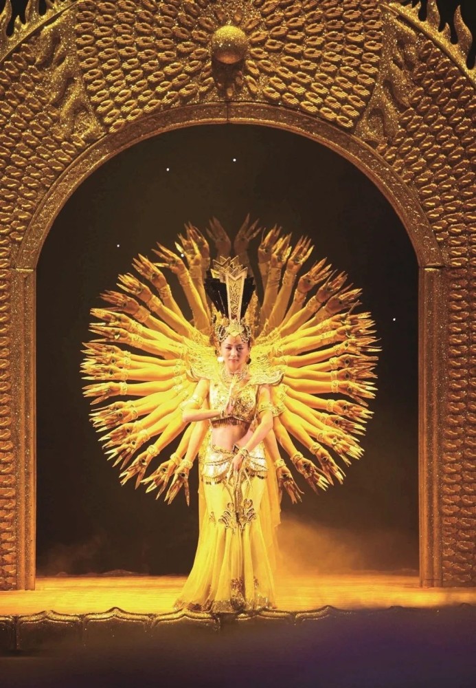 16年前那个在春晚舞台演绎《千手观音》的邰丽华近况如何?_腾讯新闻