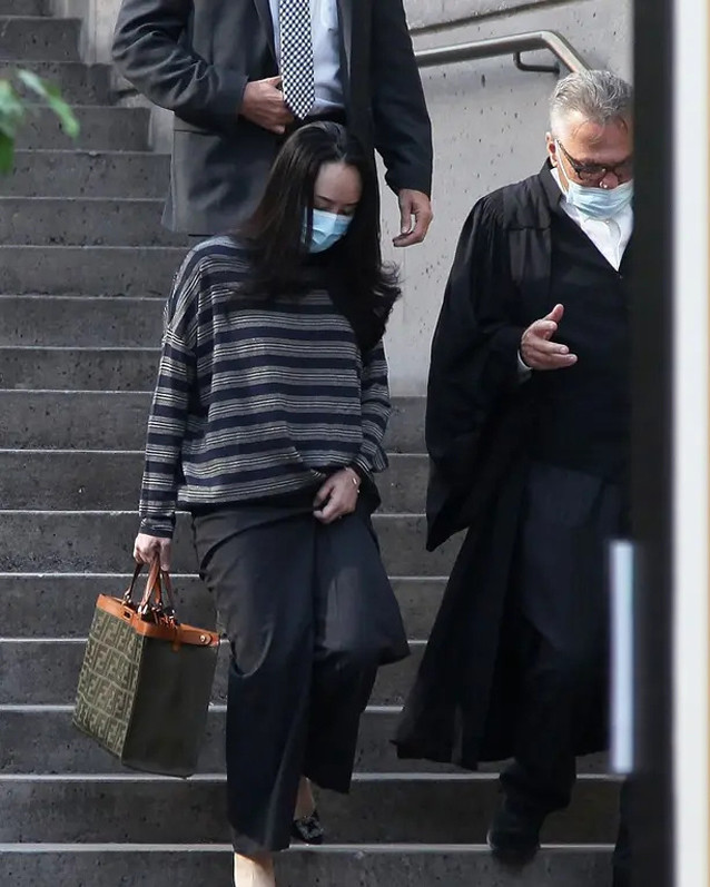 孟晚舟焕新蓝裙露面,踩细针鞋潇洒走模特步,"中年胖"也很时髦_腾讯