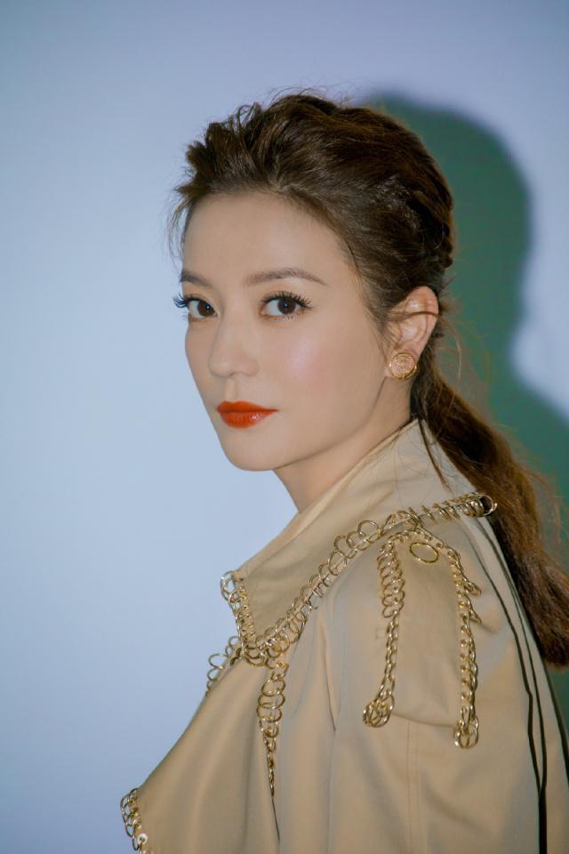 赵薇瘦成纸片人穿一身吃土色重回颜值巅峰瘦才是王道