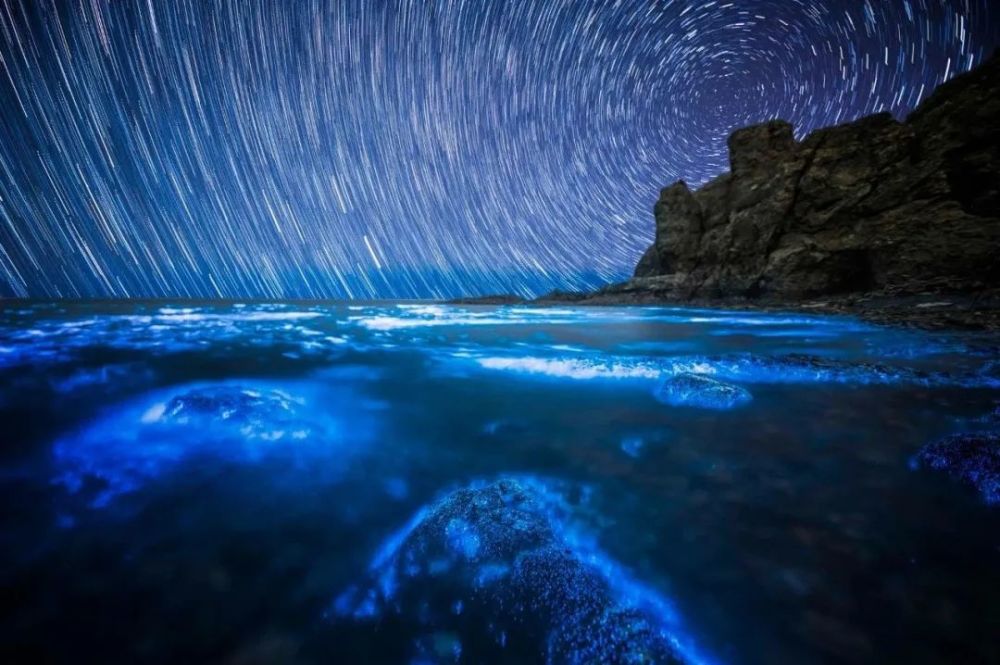 灯火万家城四畔,星河一道水中央.