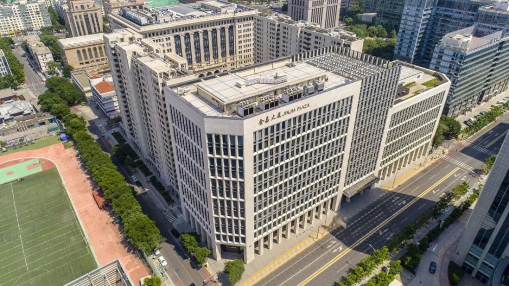 金嘉大厦幕墙系统由双层内呼吸式幕墙,框架石材幕墙及全玻璃幕墙等多