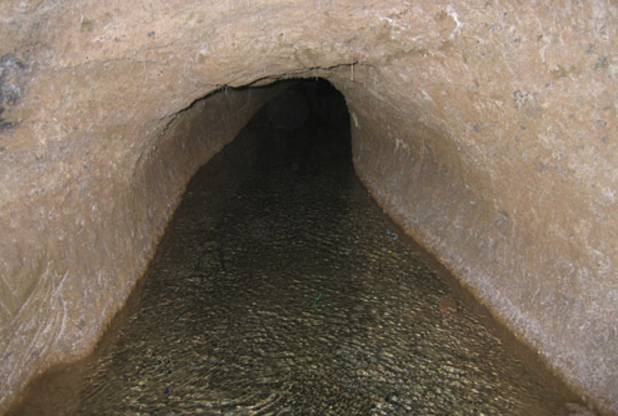 新疆吐鲁番(又称火洲)是一个极度干旱的地区,坎儿井还未发明之前,那里