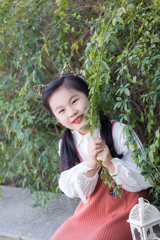 八岁小演员艺恩 定档《东方少年志》剧组_腾讯新闻