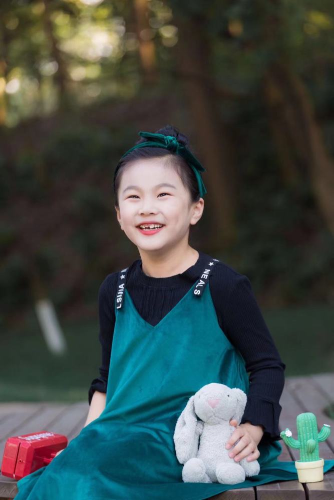 八岁小演员艺恩 定档《东方少年志》剧组_腾讯新闻