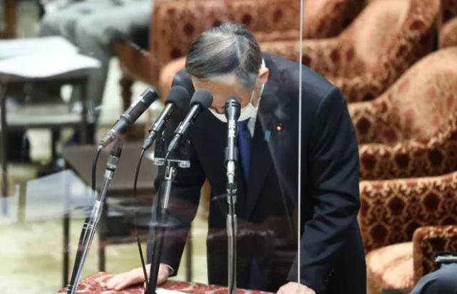 菅义伟就长子不当宴请道歉