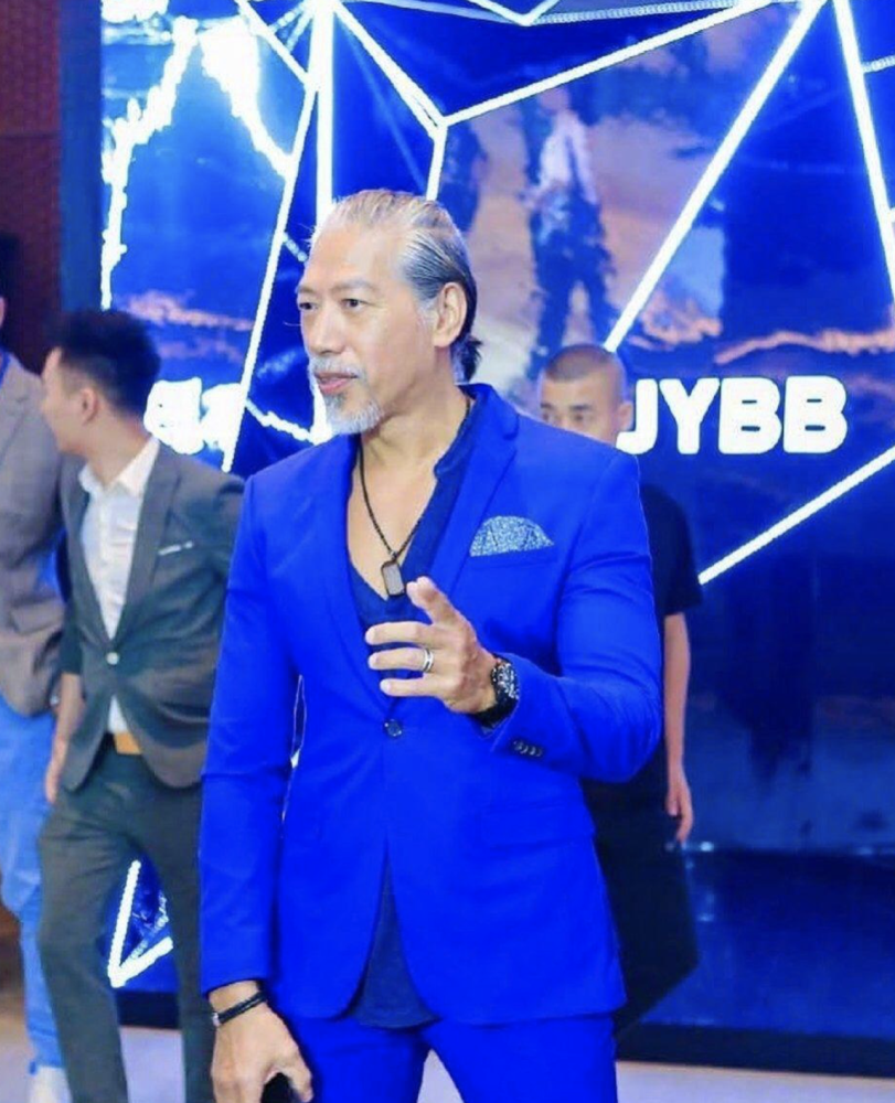 张耀扬穿正装戴名表出席饭局商人派头十足息影经商后头发全白