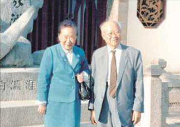 他爷爷是中国老大,父亲是上海大哥,妻子是世界女王,他却很低调