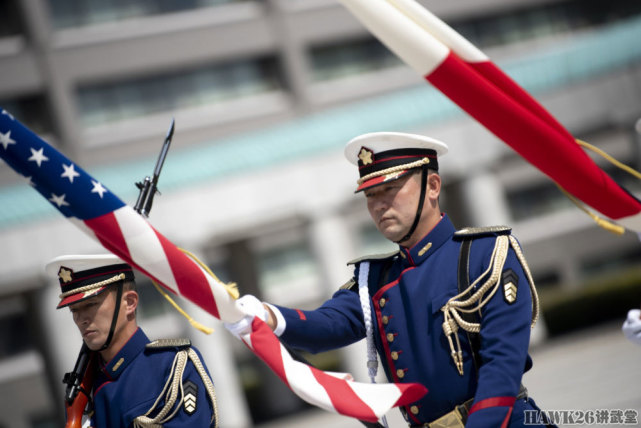 美防长访问日本 自卫队仪仗队接受检阅 新礼服"中二"气息浓郁