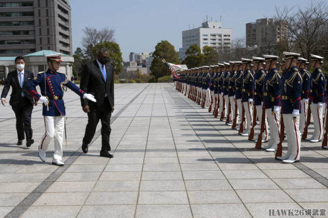 美防长访问日本 自卫队仪仗队接受检阅 新礼服"中二"气息浓郁