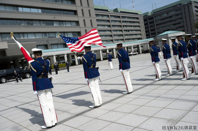 美防长访问日本 自卫队仪仗队接受检阅 新礼服"中二"气息浓郁