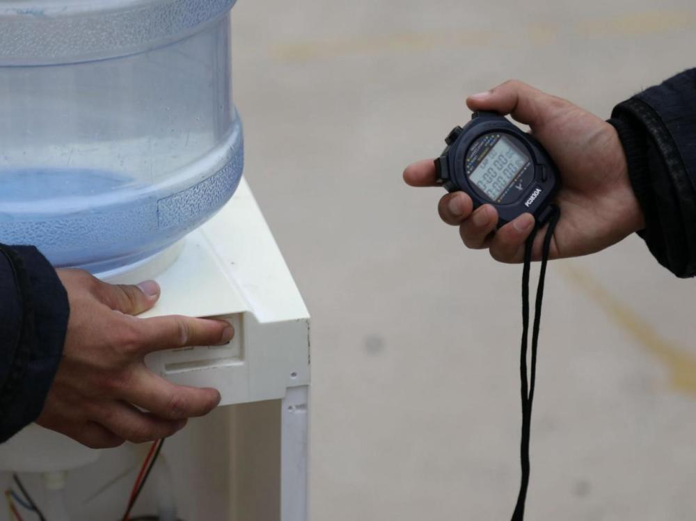 员工接水无视领导,饮水机被锁了一星期,打工人直呼太没人性