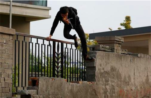 埠河杀人案:女子躺着上吊,凶手有不在场证据,最后却忽视一细节