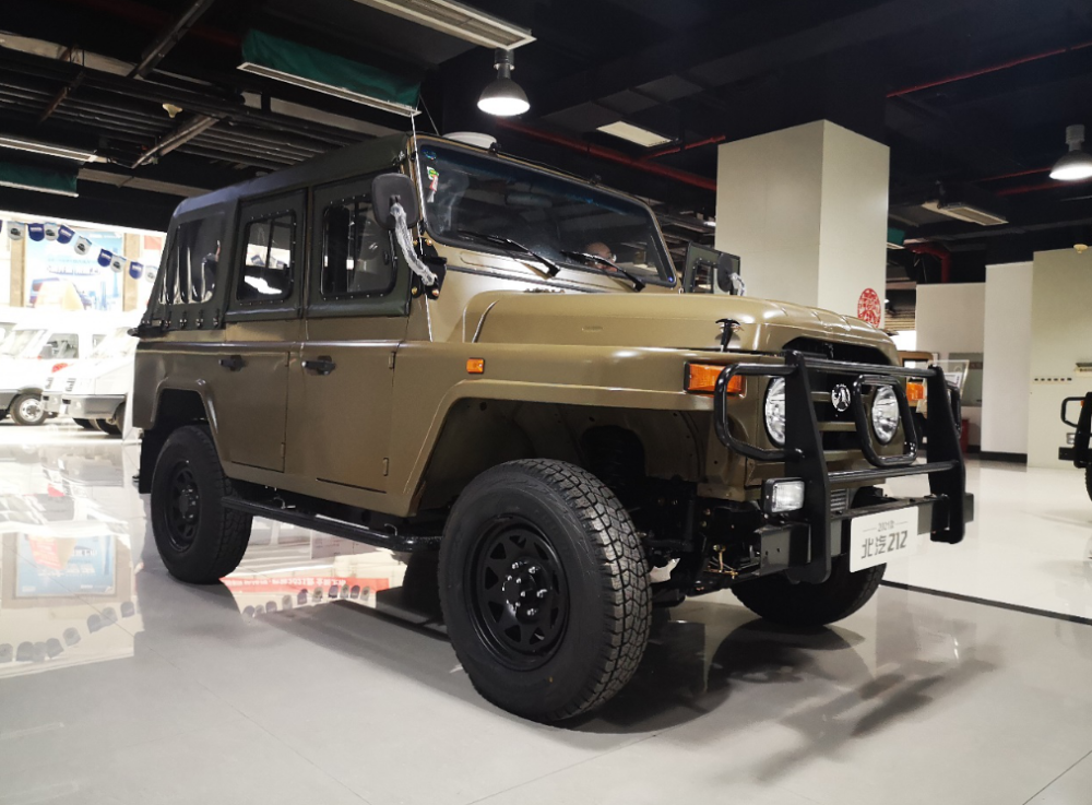 外观粗糙却有情怀内饰寒酸却整洁新212让人又爱又恨