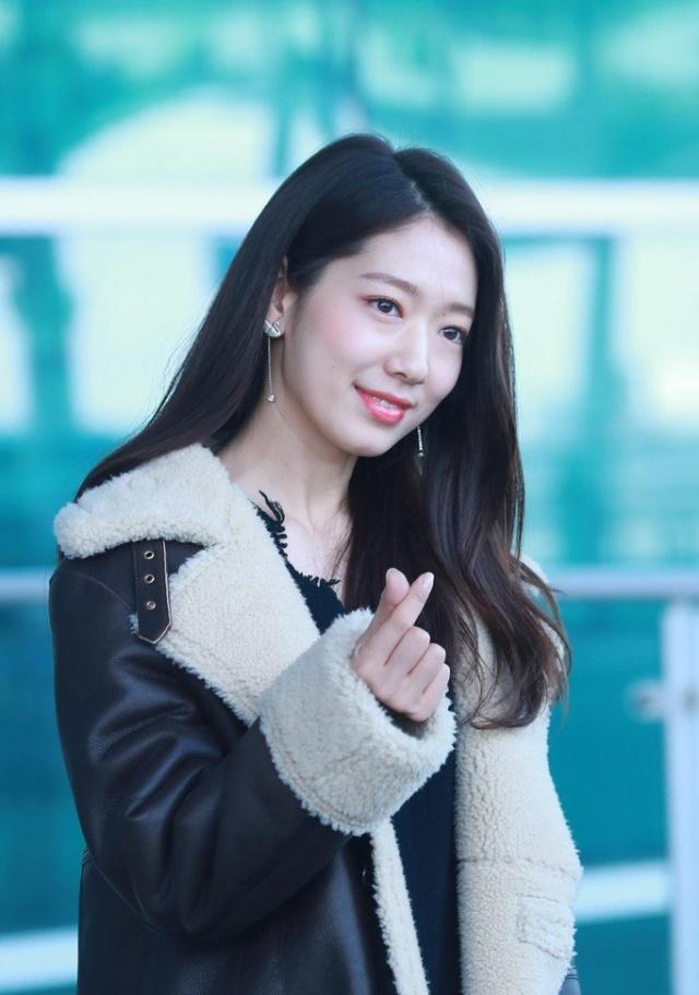朴信惠瘦下来不得了,穿5斤重羊羔大衣依旧惊艳,我穿肯定丑_腾讯新闻