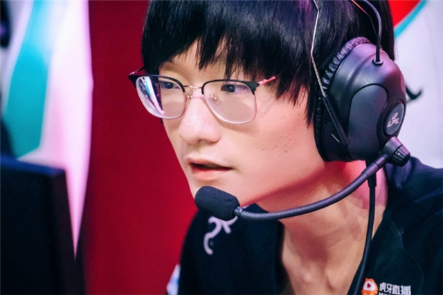 小天3次吐槽doinb的粉丝:不想被敲碎脑瓜,笑容背后全是辛酸_腾讯新闻