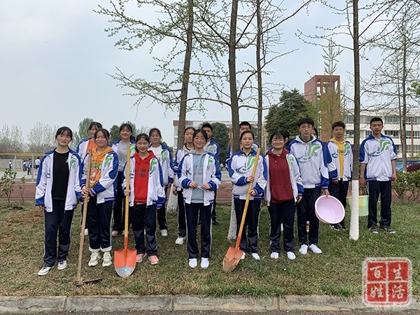 花儿朵朵向阳开 洪安中学师生植树春意浓