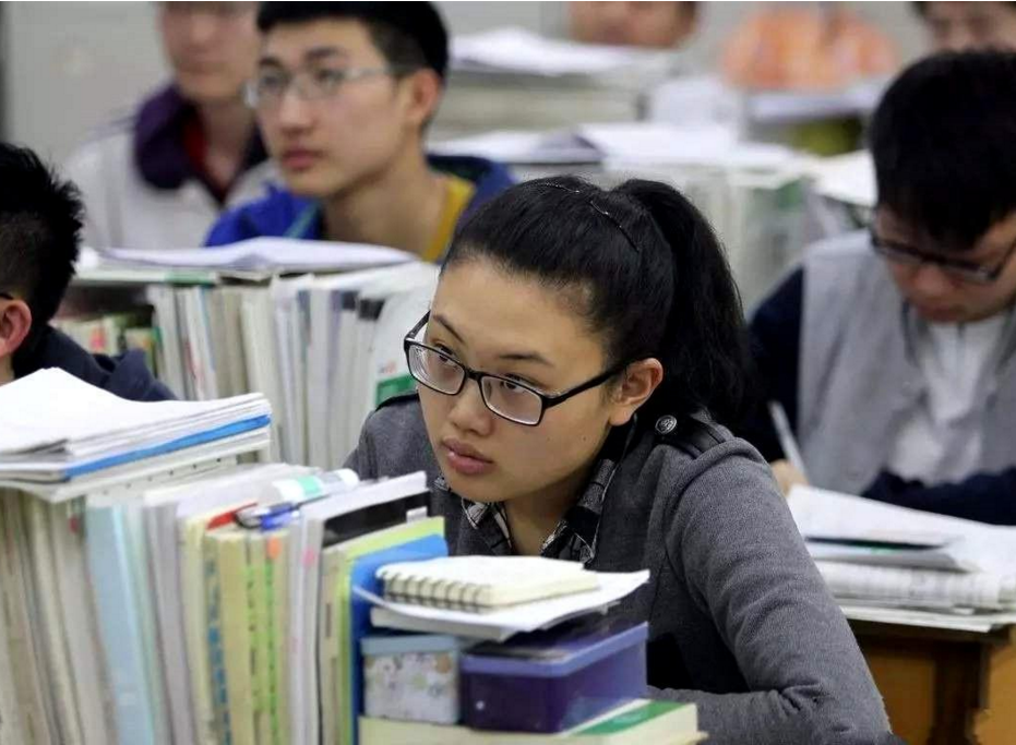 初中生作业"堆积如山",应该熬夜写还是早起补?听听专家怎么说