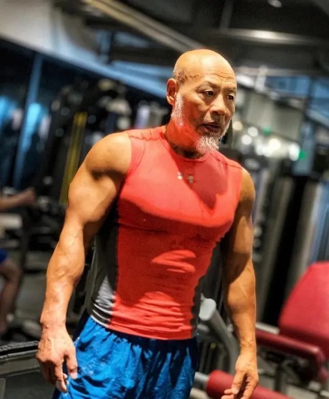 65岁成都大爷肌肉爆棚坚持运动多年生活年轻态让人羡慕