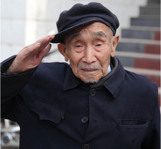 晚年去养老院是迫不得已,75岁老人倾诉:在养老院养老,很糟糕_腾讯新闻