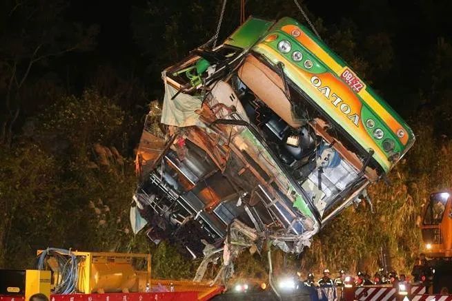 台湾一旅游大巴车翻车致6死39伤