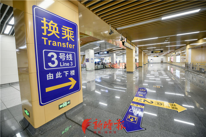 多个楼梯口,廊柱和地面上都贴上醒目的换乘指引标识