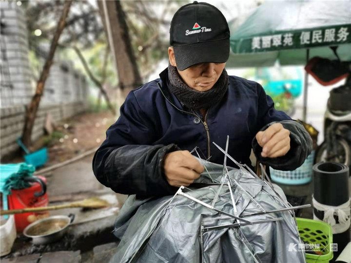 翠苑修伞匠靠修伞拉扯大了女儿20多年没涨过价