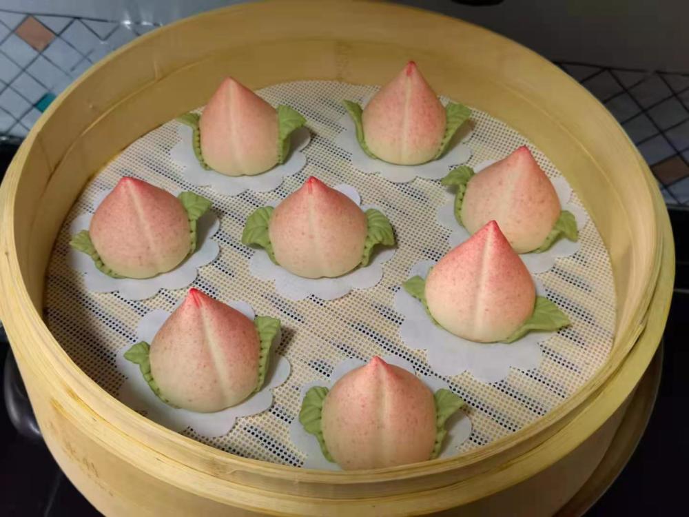 自制寿桃蛋糕为老人祝寿好吃又有心意