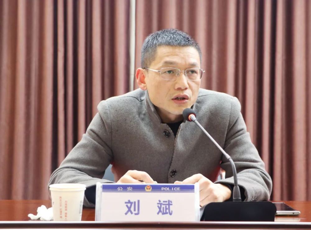 副县长,公安局长罗立杰出席报告会,政委汪洋主持.县局,交警