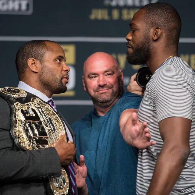 ufc黑球科米尔与泰森身材相仿却都战胜比自己高大对手